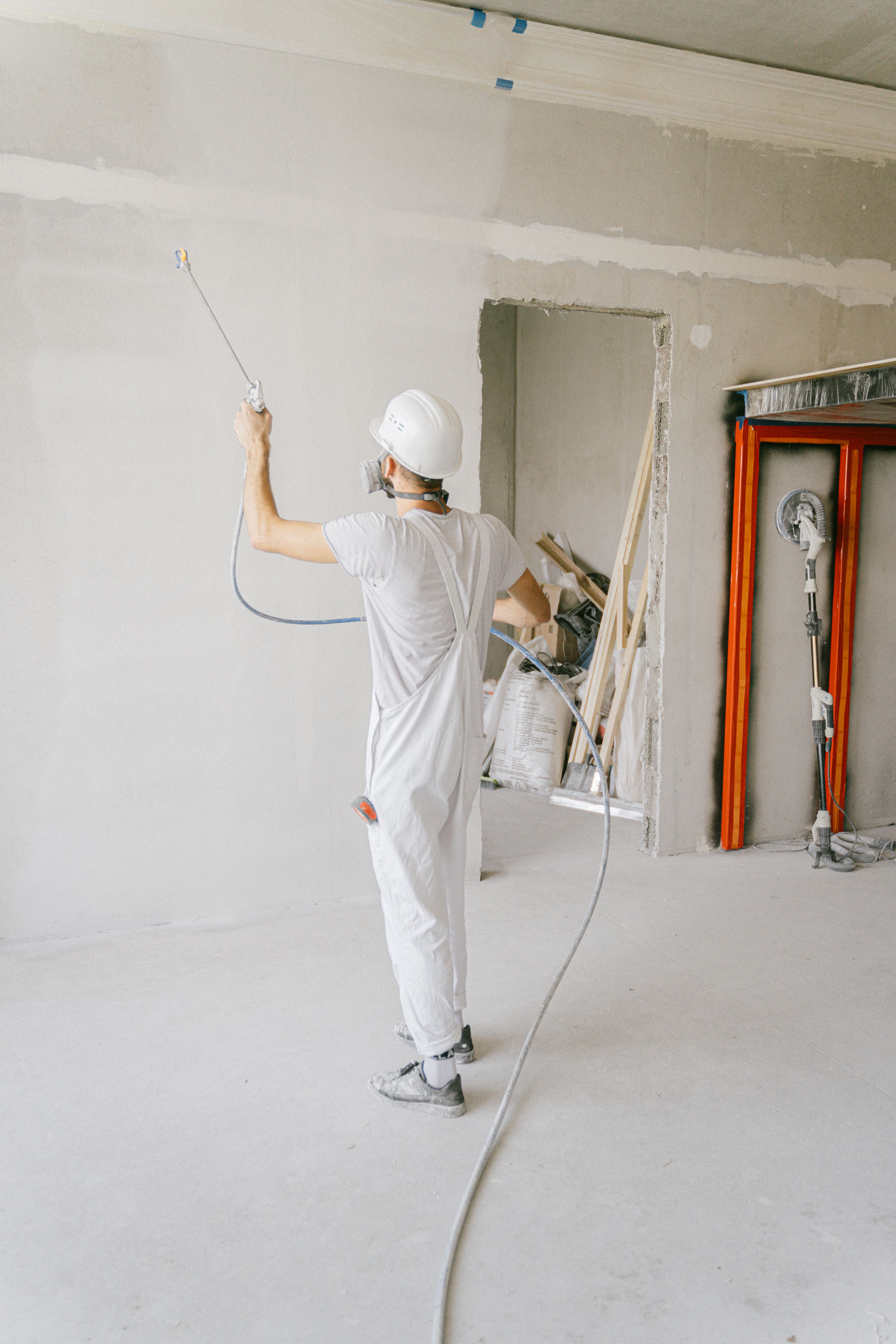 Application soignée de peinture blanche au pistolet airless et rouleau par Tadeko Rénov