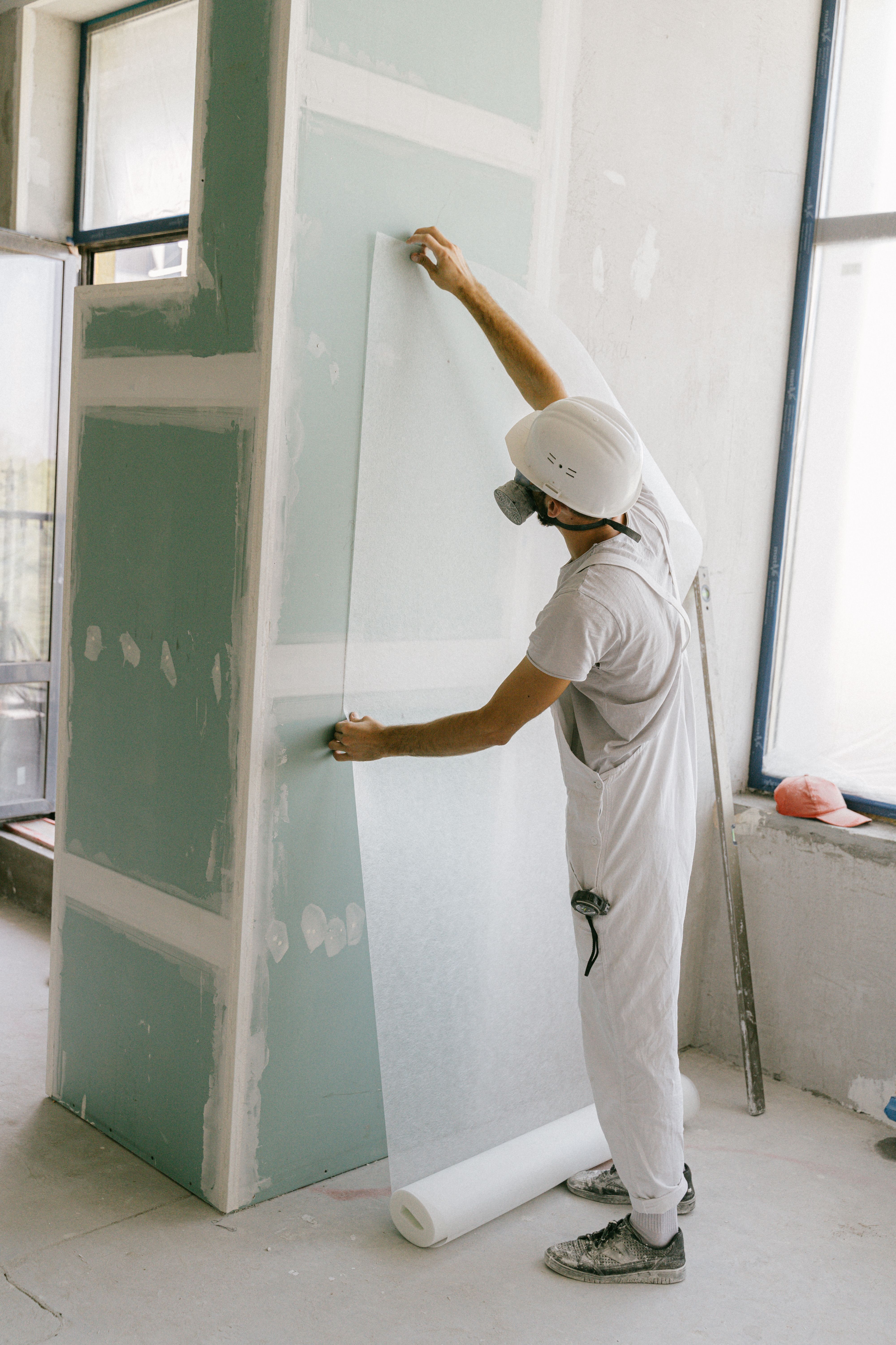 Pose soignée de toile de verre de rénovation pour masquer les microfissures murales