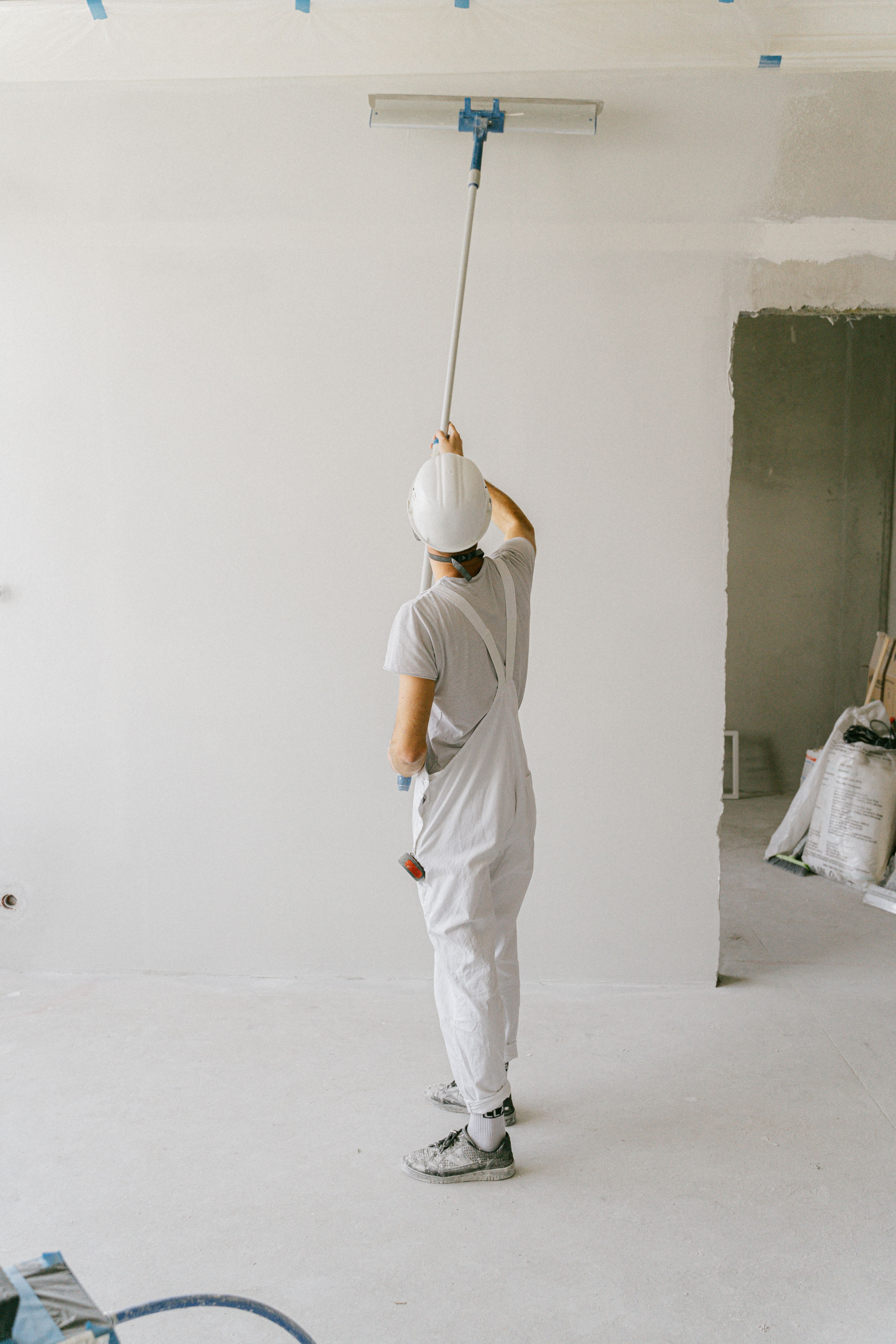 Application de peinture mate anti-traces sur plafond au rouleau télescopique
