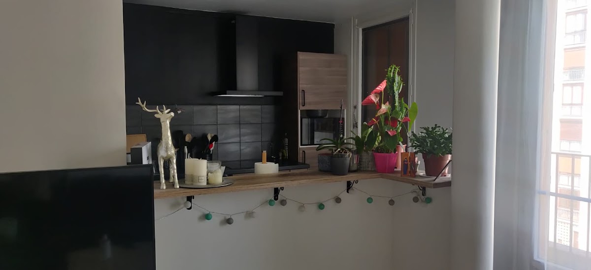 Rénovation cuisine ouverte avec bar et crédence carrelée noire par Tadeko Rénov