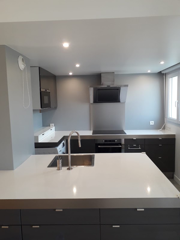 Rénovation complète de cuisine avec îlot central et peinture lessivable par Tadeko Rénov