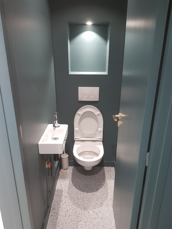 Sanitaires modernes avec WC suspendu et sol terrazzo réalisés par Tadeko Rénov